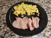 Une photo de oeufs bacon petit déjeuner