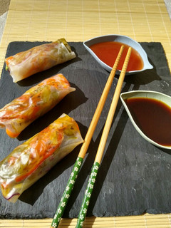 Una foto de Rollitos de verduras y aguacate