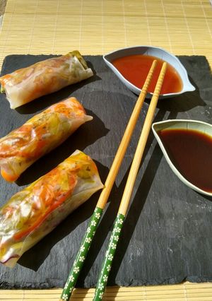 Una foto de Rollitos de verduras y aguacate