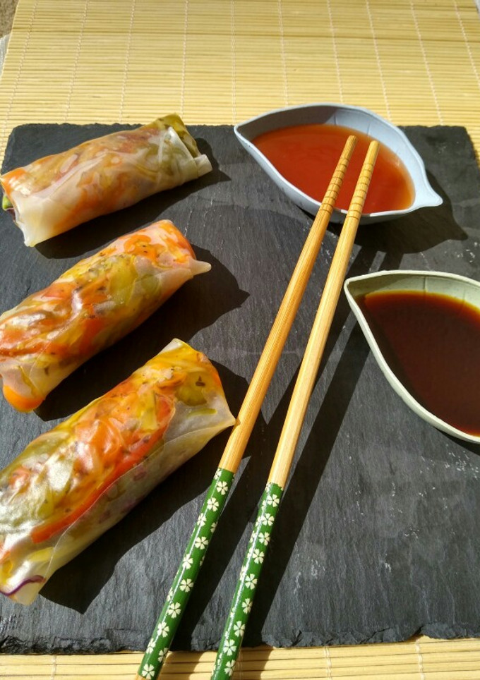 Una foto de Rollitos de verduras y aguacate