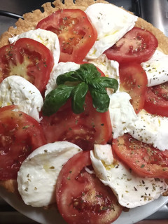 A picture of Caprese su pasta sfoglia.