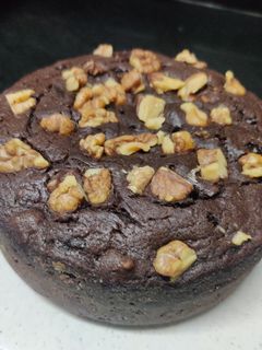 अखरोट और केले के साथ चॉकलेट केक (Akhrot aur kele ke sath chocolate cake recipe in hindi) रेसिपी मुख्य फोटो