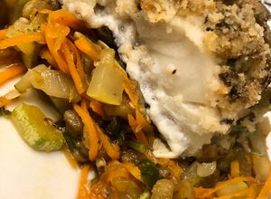Foto de Filé de bacalhau na crosta de champignon e legumes