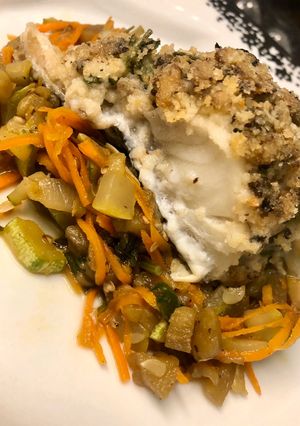 Foto de Filé de bacalhau na crosta de champignon e legumes