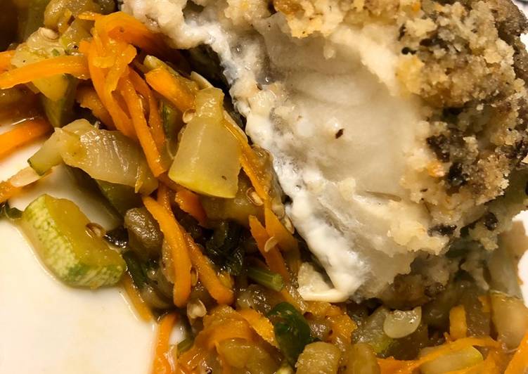 Filé de bacalhau na crosta de champignon e legumes - Tudogosreceitas