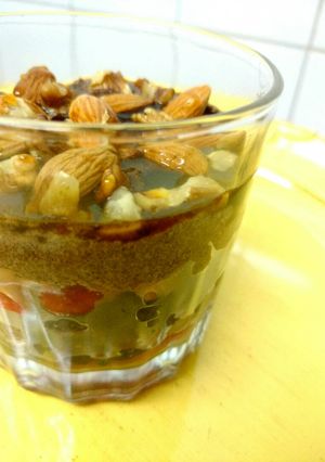 Una foto de Postre de cacao, frutos rojos y almendras (vegano)