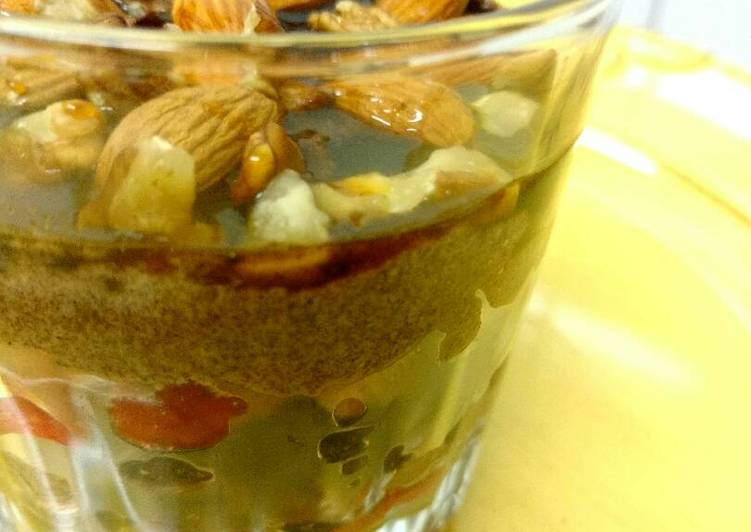 Postre de cacao, frutos rojos y almendras (vegano)