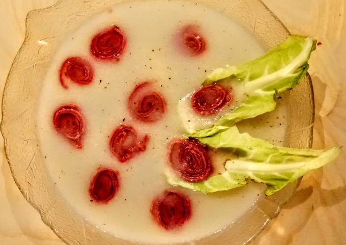 Rote-Bete-Flädle in Blumenkohl-Weissweinsuppe