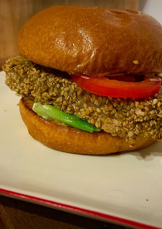 Una foto de Hamburguesa de atún con mayonesa de wasabi