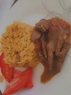 Una foto de Fajitas de res guisada 🥩 con moro de habichuelas con coco🥥