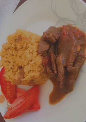 Una foto de Fajitas de res guisada 🥩 con moro de habichuelas con coco🥥