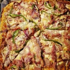 A picture of 3 cheese pizza 🍕.