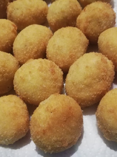 Una foto de Croquetas de queso azul