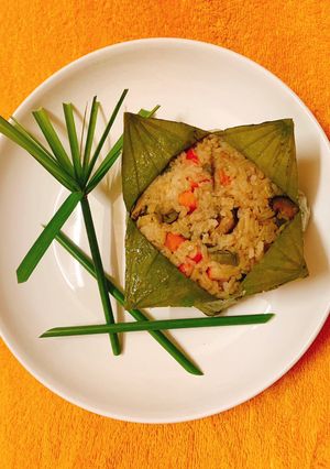 Hình của món Cơm hấp lá sen ngũ sắc.