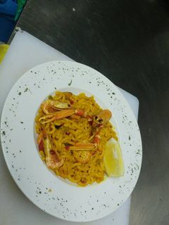 Una foto de Fideuá