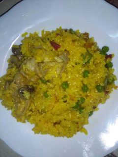 Una foto de Paella de pollo