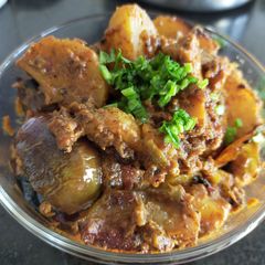 A picture of Potato-Brinjal Sabzi.