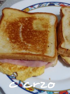 Una foto de Sándwich de tortilla de queso y jamón york
