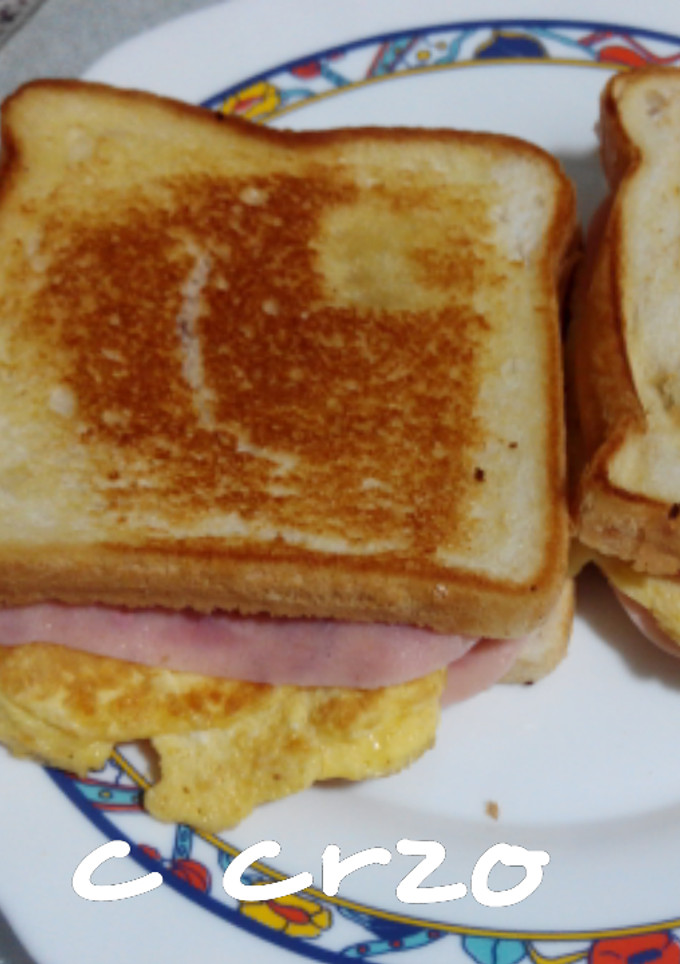 Una foto de Sándwich de tortilla de queso y jamón york