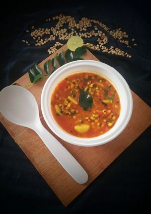 સૂકી ચોળી અને બટાકા નું શાક (Suki Chori Bataka Shak Recipe In Gujarati) રેસીપી મુખ્ય ફોટો