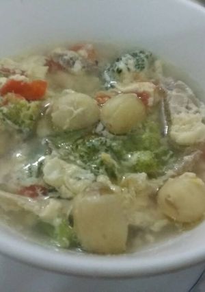 Hình của món Súp gà hạt sen cho bé.