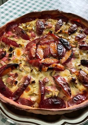 Une photo de Tarte à la rhubarbe et prunes, crème pommes citron vert