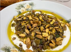 Foto de Creme de ricota com azeite de alho e azeitonas