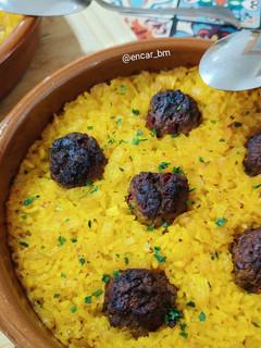 Una foto de Arroz al horno con albóndigas de vacuno y cecina