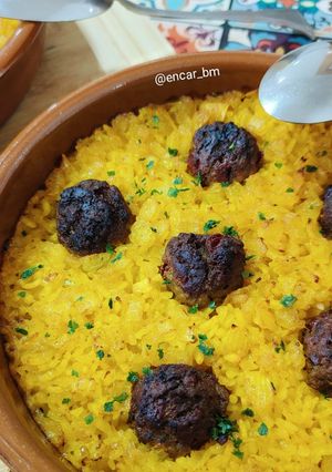 Una foto de Arroz al horno con albóndigas de vacuno y cecina