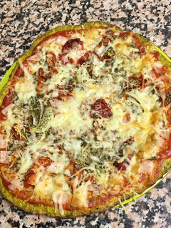 Una foto de Pizza con base de brócoli 🥦 y zanahoria 🥕