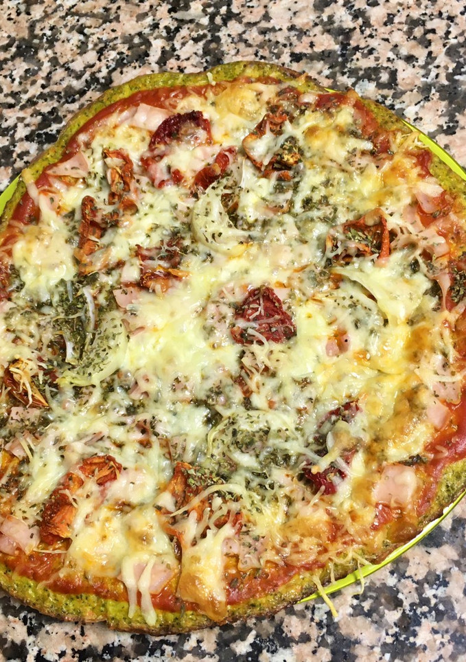 Una foto de Pizza con base de brócoli 🥦 y zanahoria 🥕