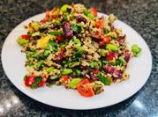 Una foto di cereali e quinoa e riso