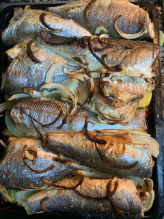 Foto principal de Lubina al horno con cebolla y patatas