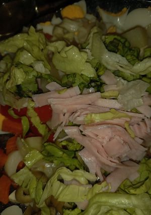 Una foto de Ensalada fresca, rica y saludable 🍅🍅🥕🥕🍋👌🙋‍♀️😃😘