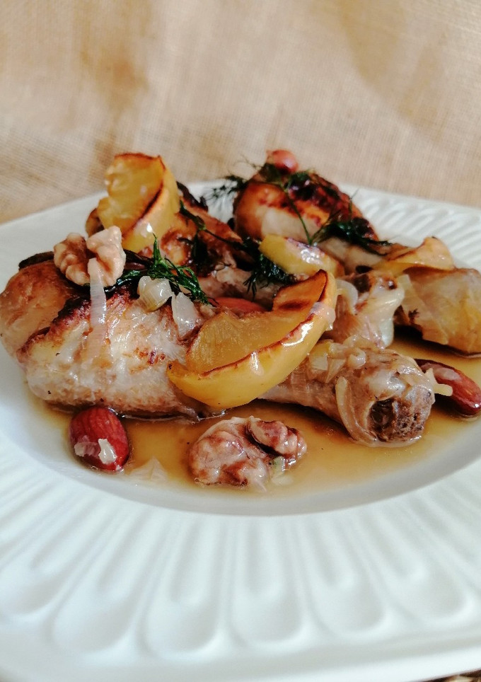 Una foto de Pollo asado con manzana y frutos secos