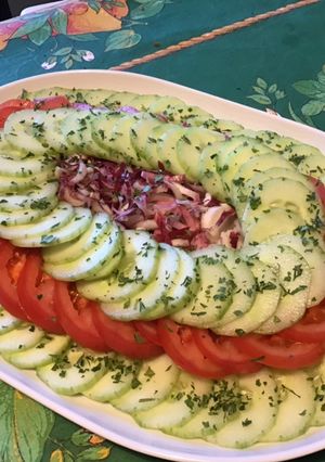 Une photo de Salade de concombre et tomates à l endive rouge et persil