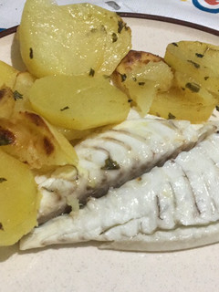 Una foto de Dorada al horno con patatas