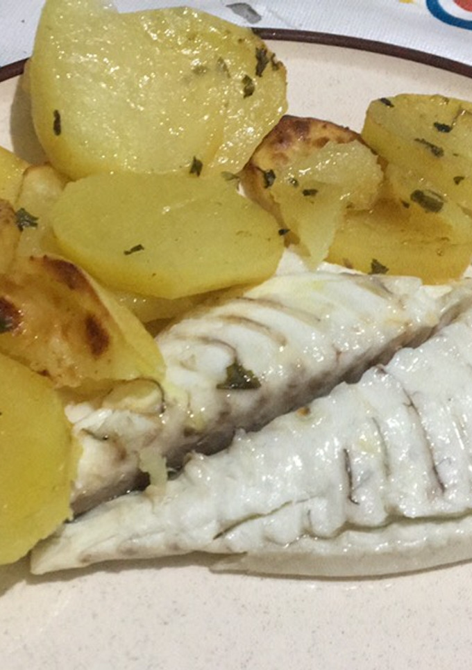 Una foto de Dorada al horno con patatas