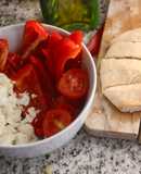 Merienda fácil— ensalada de verduras crudas, feta y pan de pita