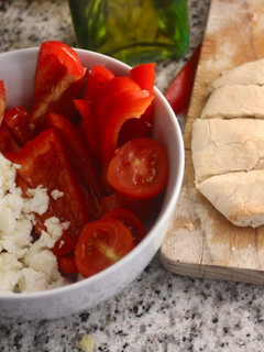 Una foto de Merienda fácil— ensalada de verduras crudas, feta y pan de pita