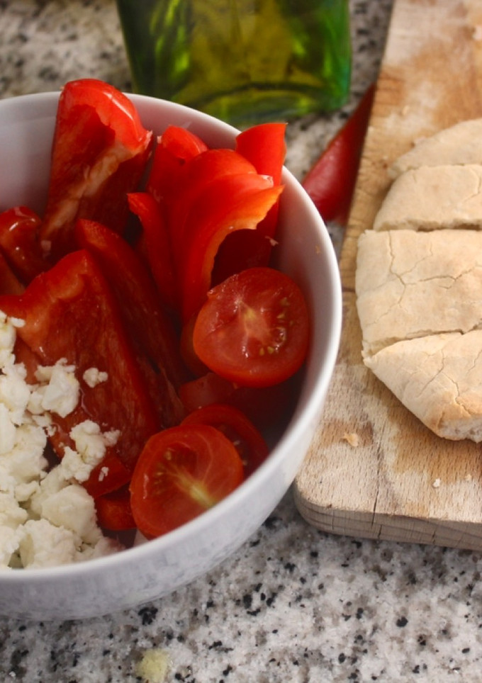 Una foto de Merienda fácil— ensalada de verduras crudas, feta y pan de pita