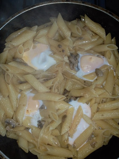 Una foto de Fideos salteados con champiñones