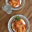 Pasta rellena de queso con salsa de tomate frito casero y albahaca