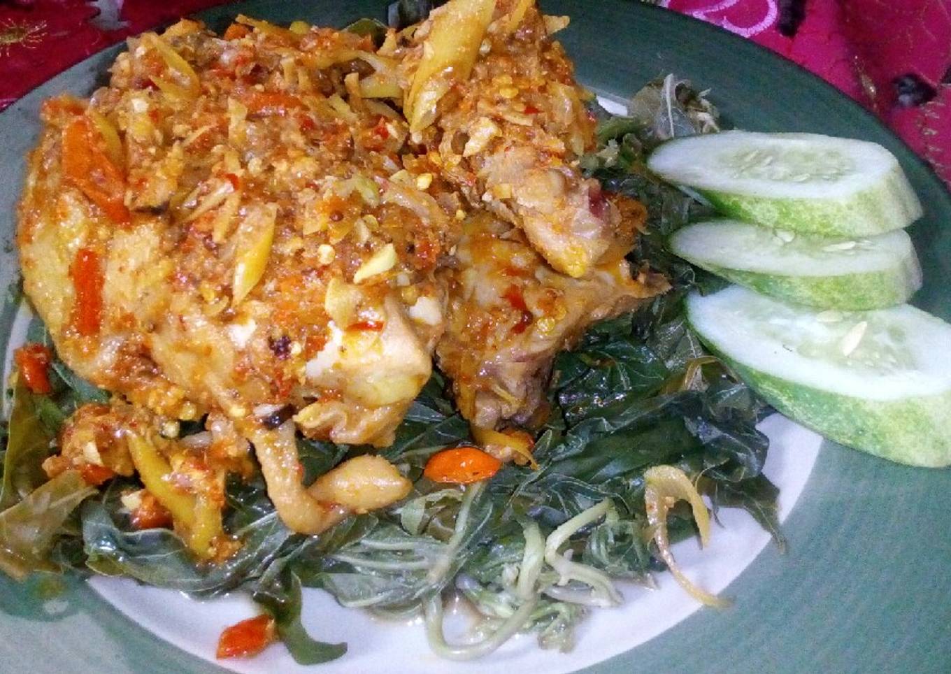 Ayam betutu dgn lalap daun singkong rebus