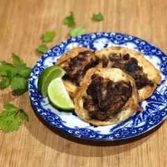 Chicken stuffed mini crepes (Misanif) A picture of Chicken stuffed mini crepes (Misanif).