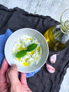 Una foto de Tzatziki salsa griega de yogur y pepino