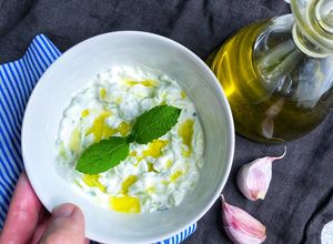 Una foto de Tzatziki salsa griega de yogur y pepino