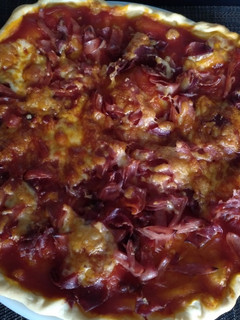 Una foto de Pizza de york, serrano y queso
