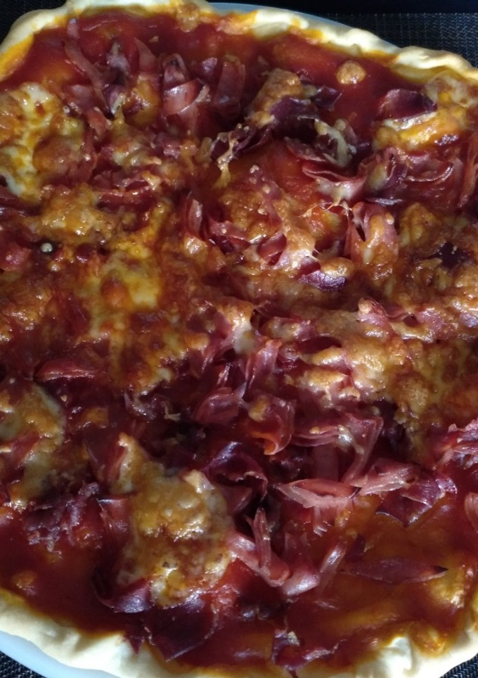 Una foto de Pizza de york, serrano y queso