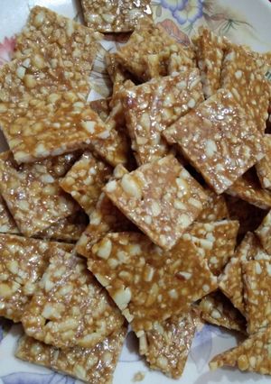 શિંગ ની ચીક્કી (Peanuts chikki Recipe in Gujarati) રેસીપી મુખ્ય ફોટો